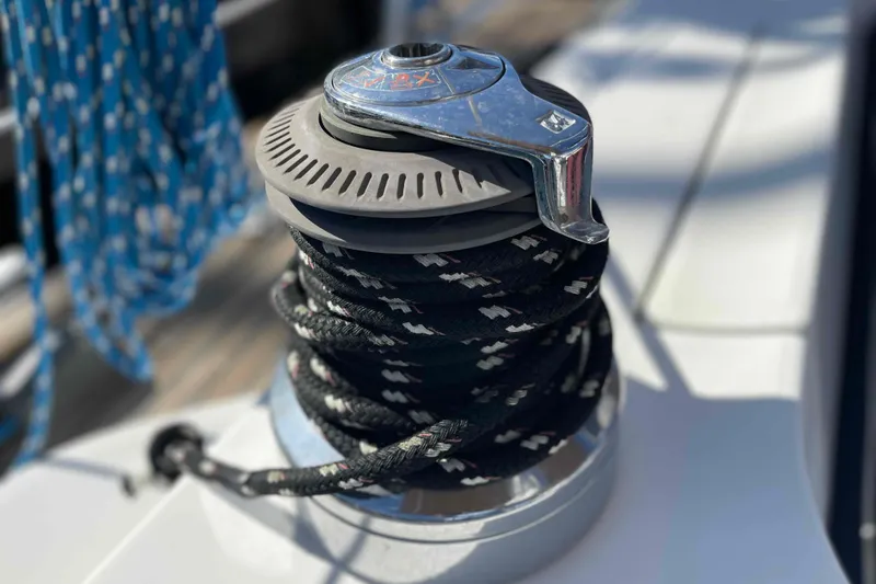 Slide: The Image of Winch on 2004 Beneteau Oceanis 473 sailboat with coiled rope. - 90