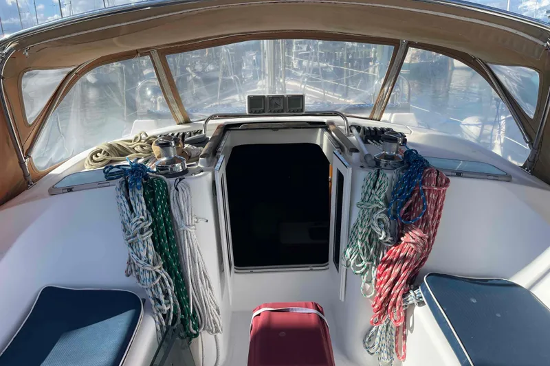 Slide: The Image of Cockpit of 2004 Beneteau Oceanis 473 sailboat with ropes and seating. - 91