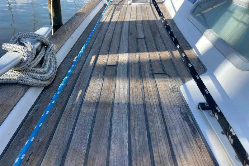 Slide: The Image of Deck of 2004 Beneteau Oceanis 473 sailboat with ropes and wooden planks. - 96