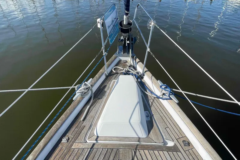 Slide: The Image of Bow of 2004 Beneteau Oceanis 473 sailboat with teak deck and mooring ropes. - 99