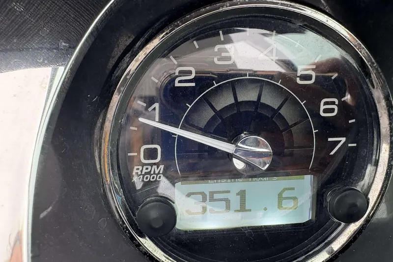 Slide: The Image of Tachometer of 2016 Monterey 298SS Super Sport showing 351.6 RPM. - 19