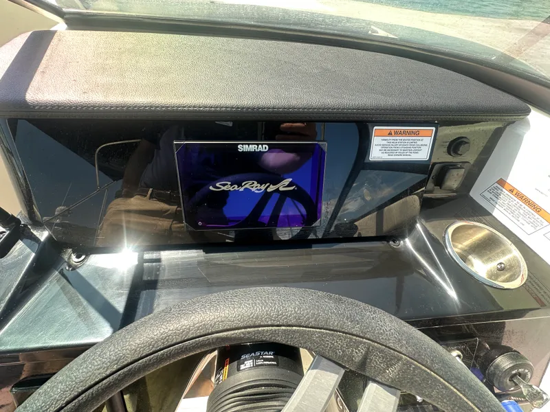 Slide: The Image of Sea Ray 190 SPX OUTBOARD 2025 - 11