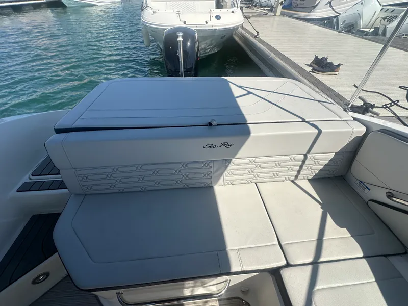 Slide: The Image of Sea Ray 190 SPX OUTBOARD 2025 - 4
