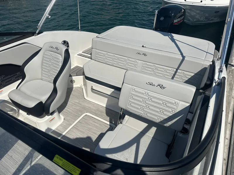 Slide: The Image of Sea Ray 190 SPX OUTBOARD 2025 - 6