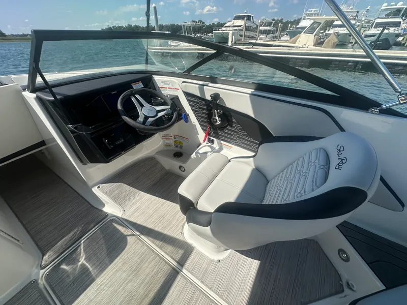 Slide: The Image of Sea Ray 190 SPX OUTBOARD 2025 - 8