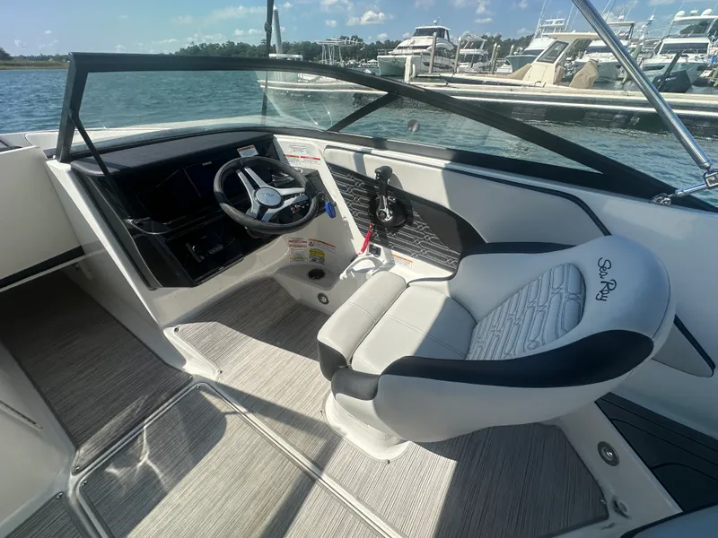Slide: The Image of Sea Ray 190 SPX OUTBOARD 2025 - 9