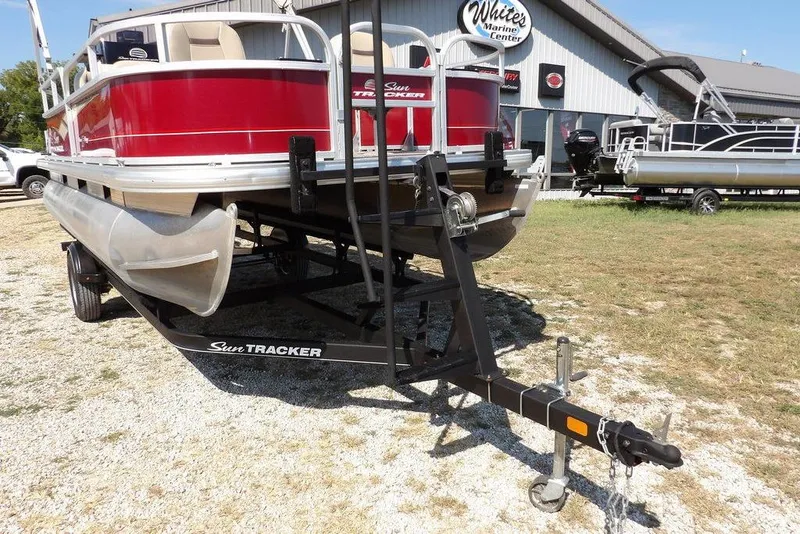 Slide: The Image of 2018 Sun Tracker BASS BUGGY® 18 DLX pontoon boat on trailer at marine center. - 27