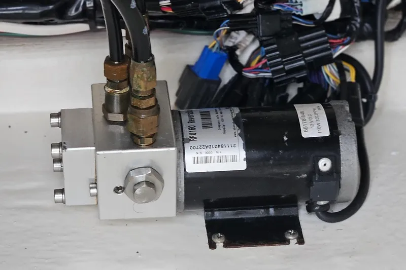 Slide: The Image of Autopilot computer on 2002 Contender 31 Open boat, featuring AC42N model. - 32