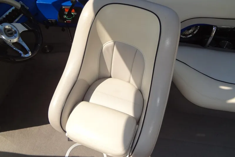 Slide: The Image of 2007 Malibu Wakesetter 23 LSV boat interior with white leather seat and steering wheel. - 16