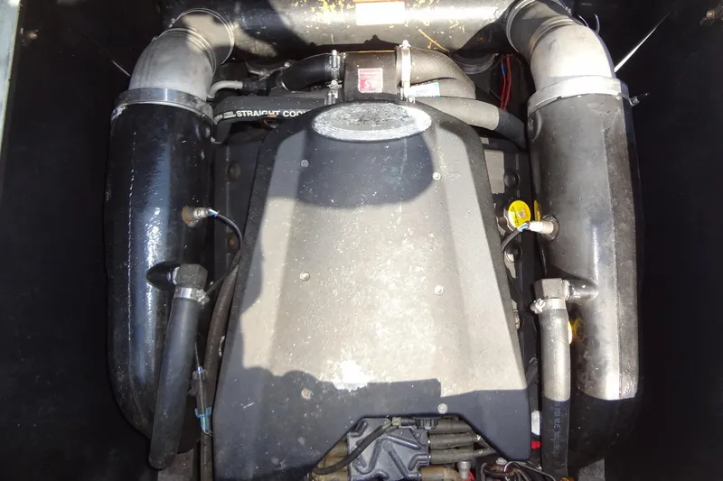 Slide: The Image of Engine of 2007 Malibu Wakesetter 23 LSV boat, showing components and connections. - 31