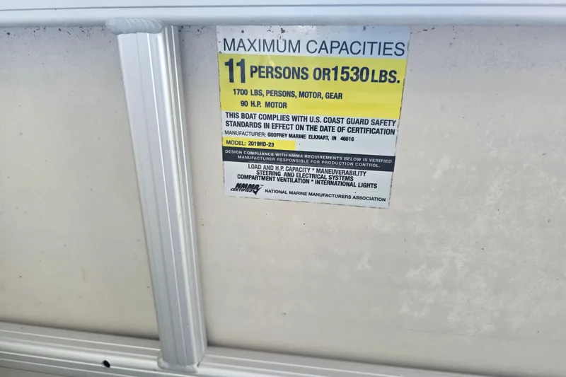 Slide: The Image of Interior of a 2003 Sweetwater 2019RE pontoon boat with cushioned seating. - 27