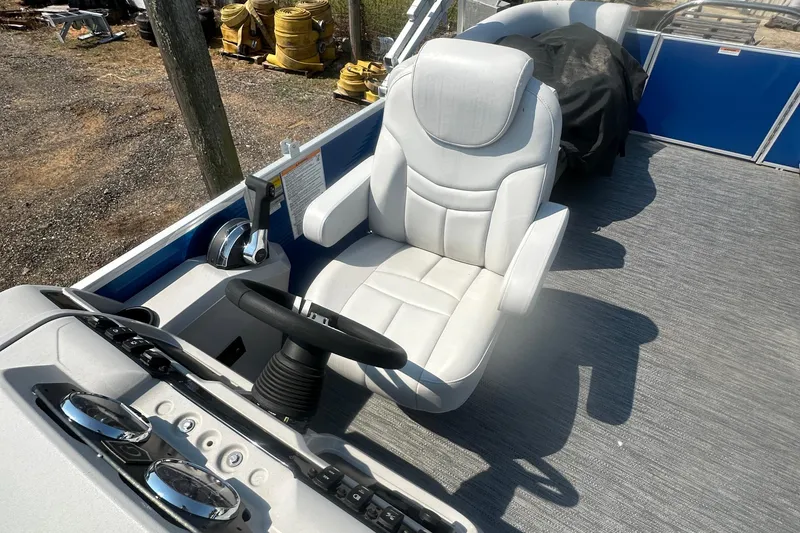 Slide: The Image of Captain's chair and controls on 2024 Godfrey SWEETWATER 2286 SB pontoon boat. - 33