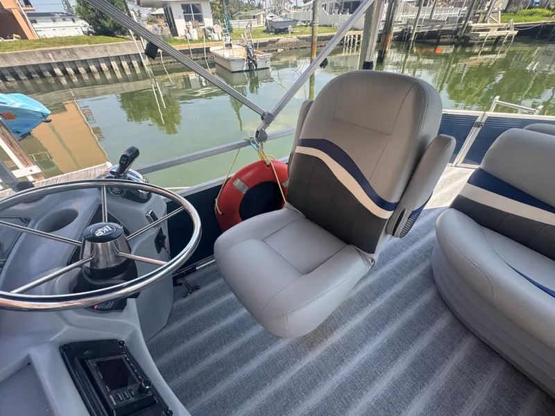 Slide: The Image of Leisure Kraft Boats Prestige 2635LX Tri-Toon 2021 - 16