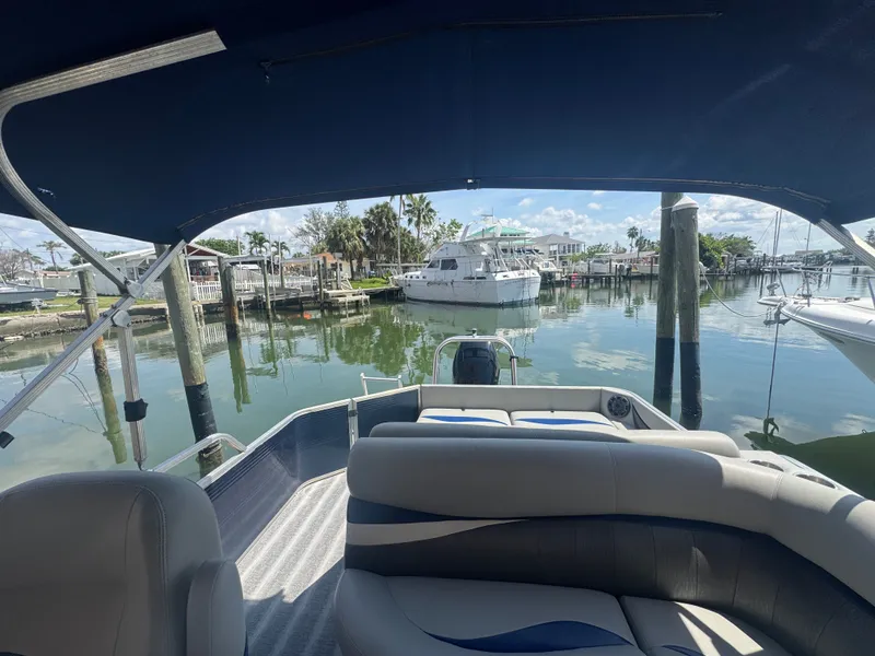 Slide: The Image of Leisure Kraft Boats Prestige 2635LX Tri-Toon 2021 - 17