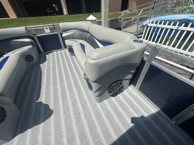 Slide: The Image of Leisure Kraft Boats Prestige 2635LX Tri-Toon 2021 - 18