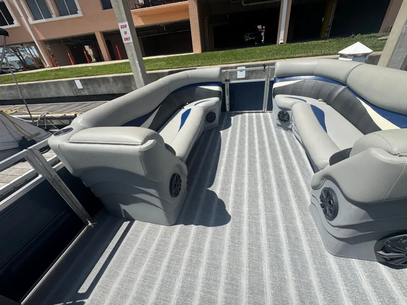 Slide: The Image of Leisure Kraft Boats Prestige 2635LX Tri-Toon 2021 - 19