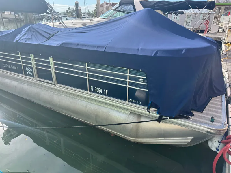 Slide: The Image of Leisure Kraft Boats Prestige 2635LX Tri-Toon 2021 - 20