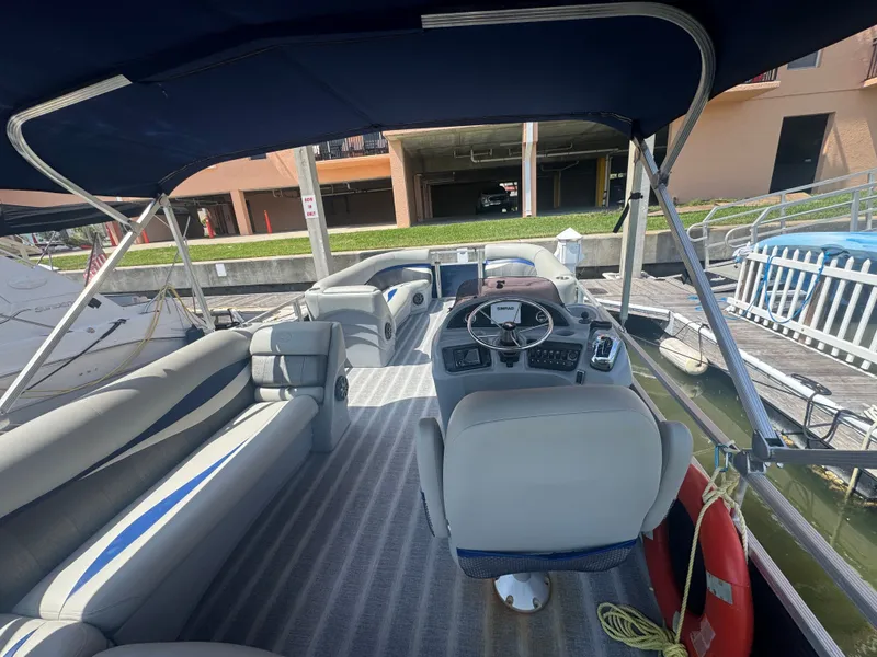 Slide: The Image of Leisure Kraft Boats Prestige 2635LX Tri-Toon 2021 - 8