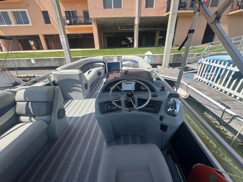 Slide: The Image of Leisure Kraft Boats Prestige 2635LX Tri-Toon 2021 - 9