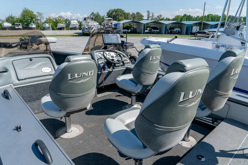 Slide: The Image of 2006 Lund 2025 Pro-V Magnum SE boat interior with four seats and control panel. - 10