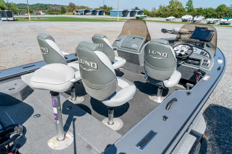 Slide: The Image of 2006 Lund 2025 Pro-V Magnum SE boat interior with four seats and control panel. - 11
