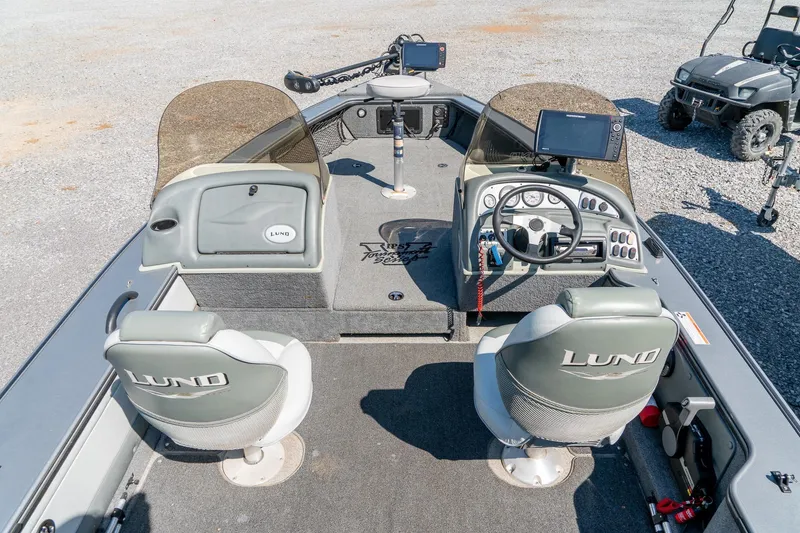 Slide: The Image of 2006 Lund 2025 Pro-V Magnum SE boat interior with dual seats and control panel. - 12