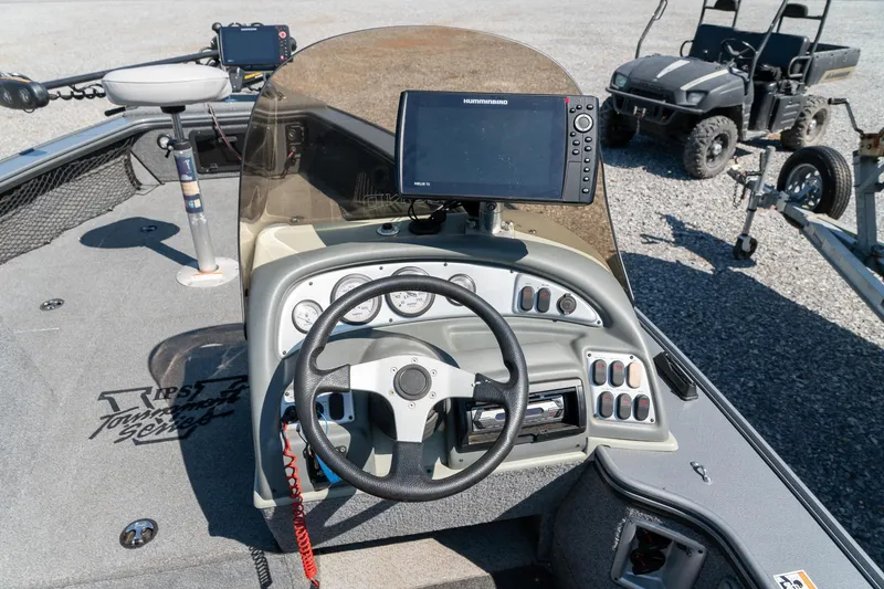 Slide: The Image of 2006 Lund 2025 Pro-V Magnum SE boat dashboard with steering wheel and navigation system. - 14
