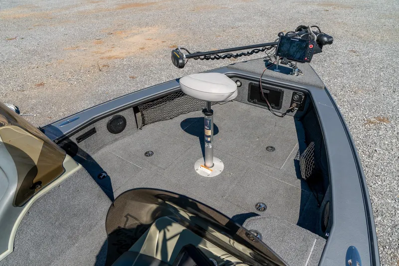 Slide: The Image of 2006 Lund 2025 Pro-V Magnum SE boat interior with seat and control panel. - 16