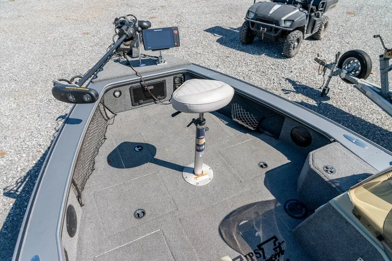 Slide: The Image of 2006 Lund 2025 Pro-V Magnum SE boat interior with seat and fishing equipment. - 17