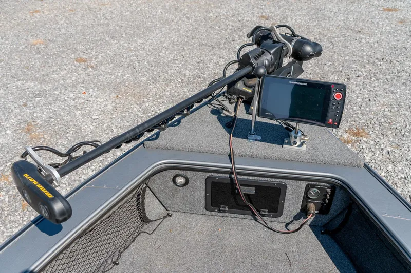 Slide: The Image of 2006 Lund 2025 Pro-V Magnum SE boat with trolling motor and fish finder. - 18