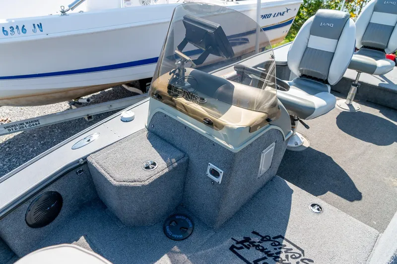 Slide: The Image of 2006 Lund 2025 Pro-V Magnum SE boat interior with seating and console. - 20