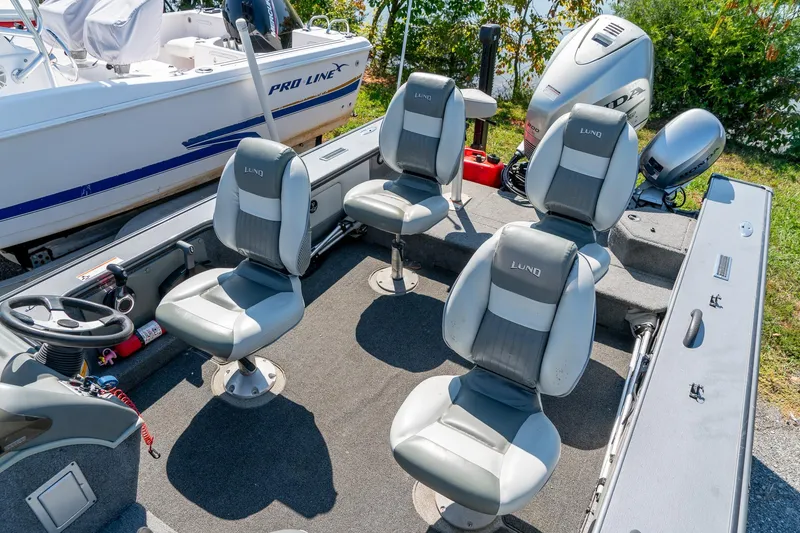 Slide: The Image of 2006 Lund 2025 Pro-V Magnum SE boat interior with four seats and steering wheel. - 22