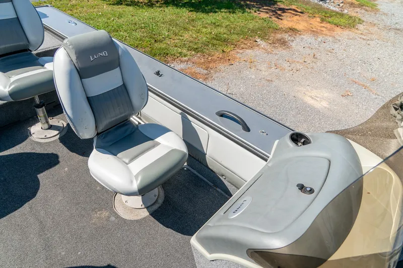 Slide: The Image of 2006 Lund 2025 Pro-V Magnum SE boat interior with gray seating and console. - 24
