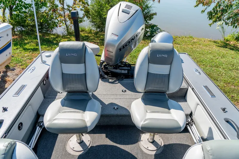 Slide: The Image of 2006 Lund 2025 Pro-V Magnum SE boat interior with Honda engine and two seats. - 26
