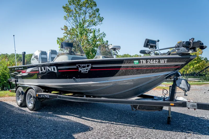 Slide: The Image of 2006 Lund 2025 Pro-V Magnum SE boat on trailer, parked outdoors. - 5