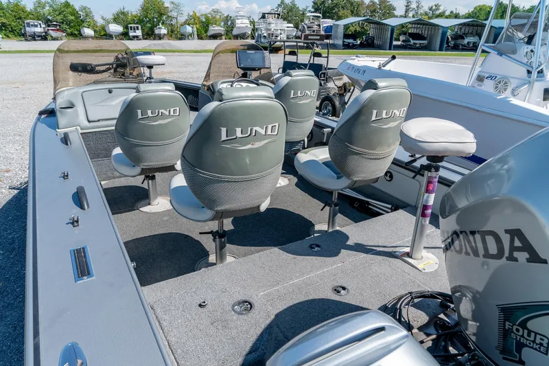 Slide: The Image of 2006 Lund 2025 Pro-V Magnum SE boat interior with seating and Honda engine. - 9