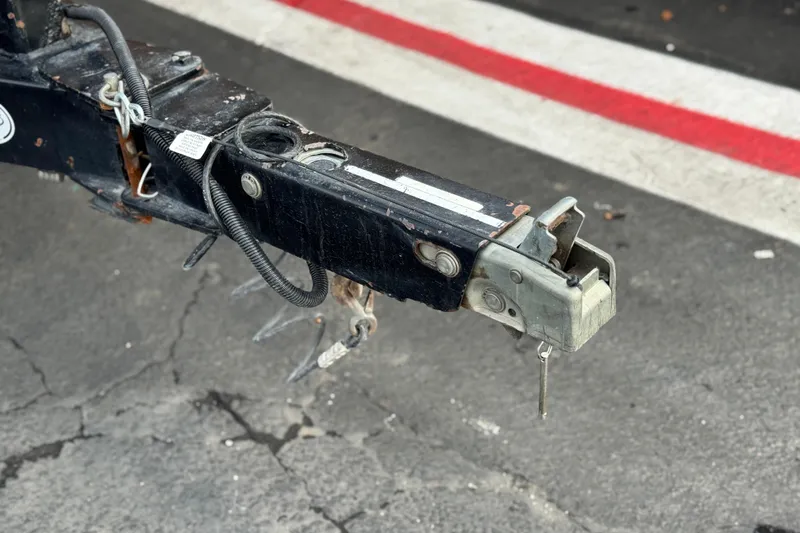 Slide: The Image of Trailer hitch of a 2005 MB 240 V Sportdeck on cracked asphalt. - 35