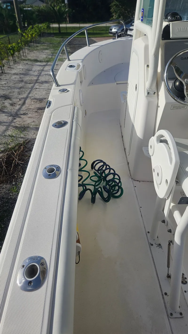 Slide: The Image of Everglades 230 Center Console 2014 - 10