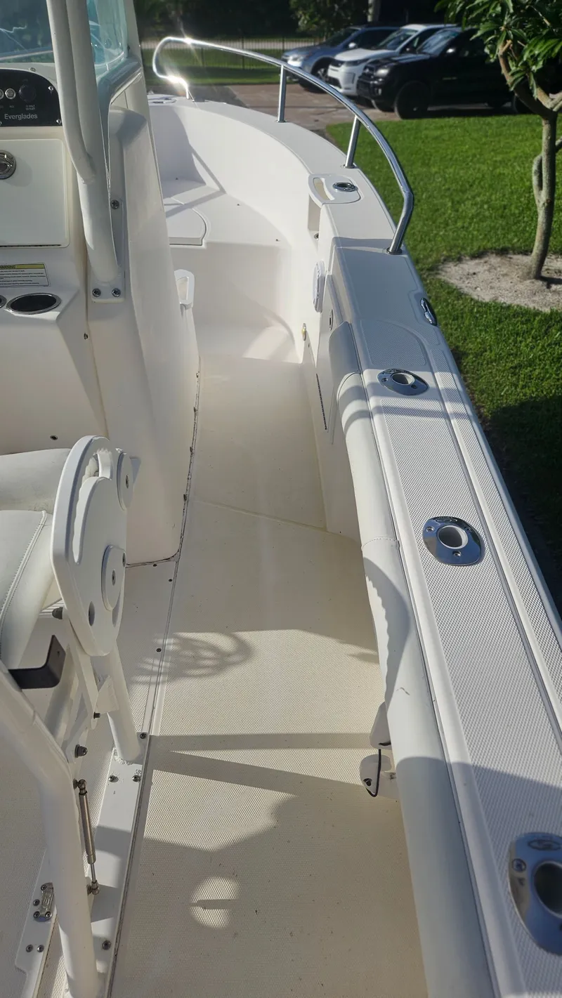 Slide: The Image of Everglades 230 Center Console 2014 - 12