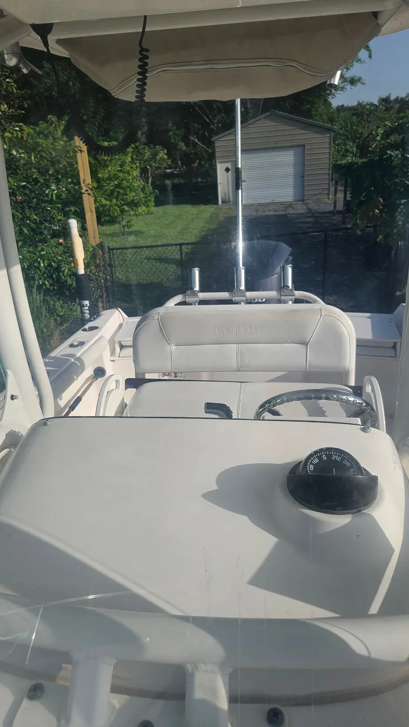 Slide: The Image of Everglades 230 Center Console 2014 - 24