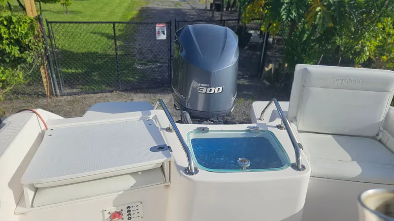 Slide: The Image of Everglades 230 Center Console 2014 - 28