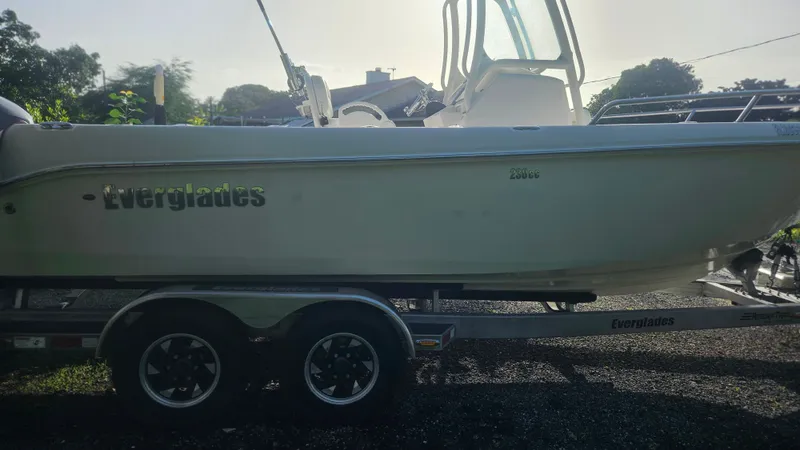 Slide: The Image of Everglades 230 Center Console 2014 - 3