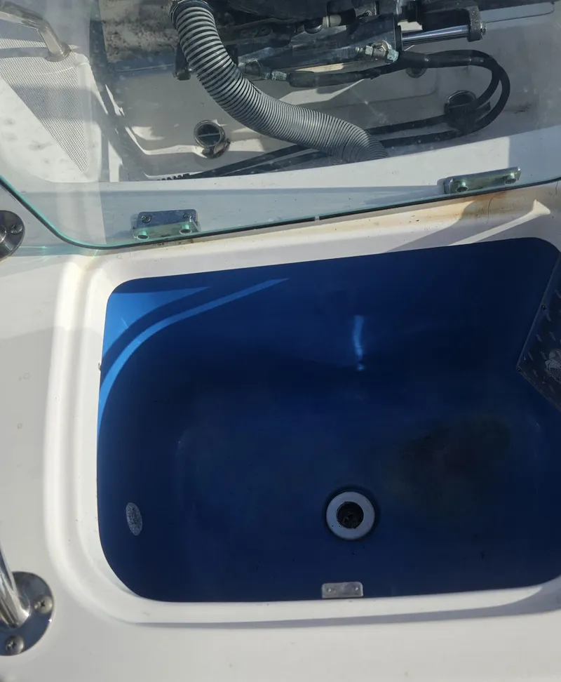 Slide: The Image of Everglades 230 Center Console 2014 - 30
