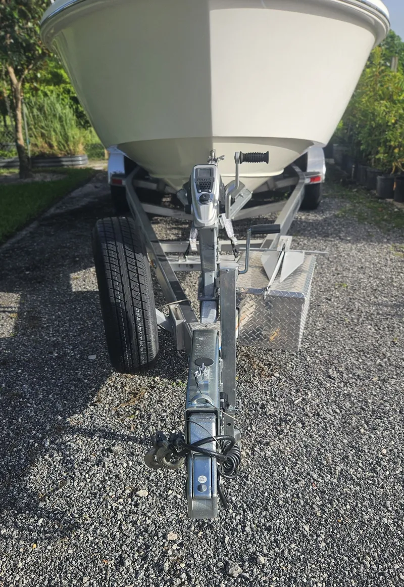 Slide: The Image of Everglades 230 Center Console 2014 - 4