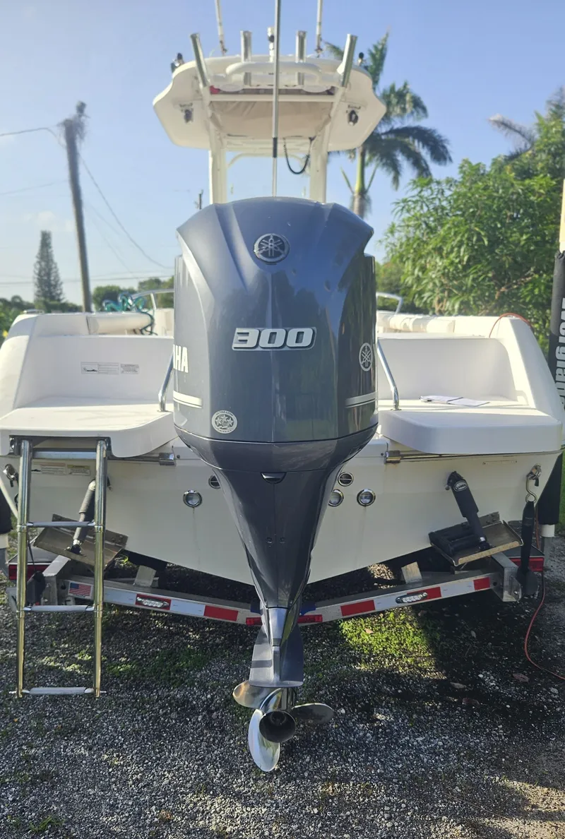 Slide: The Image of Everglades 230 Center Console 2014 - 7
