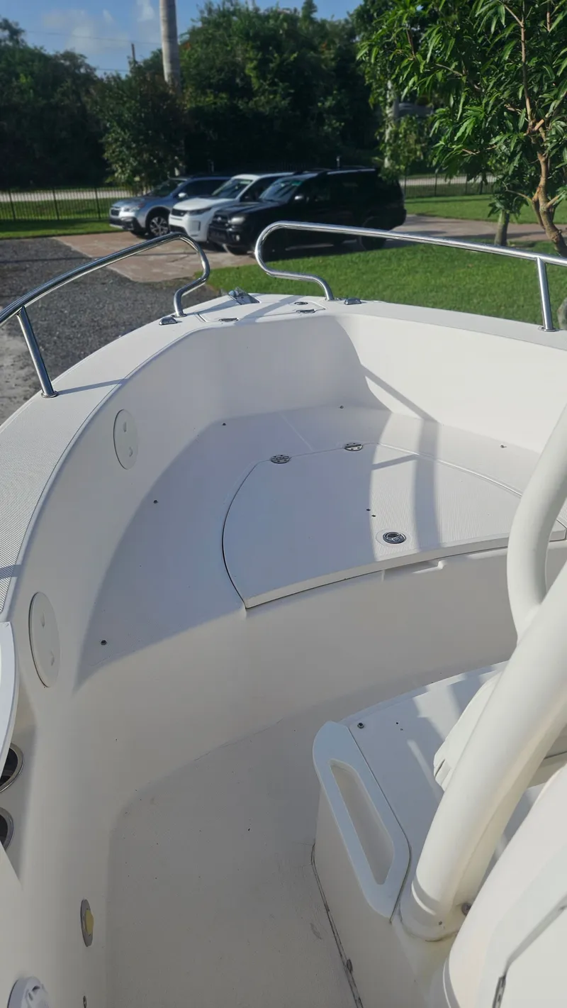 Slide: The Image of Everglades 230 Center Console 2014 - 8