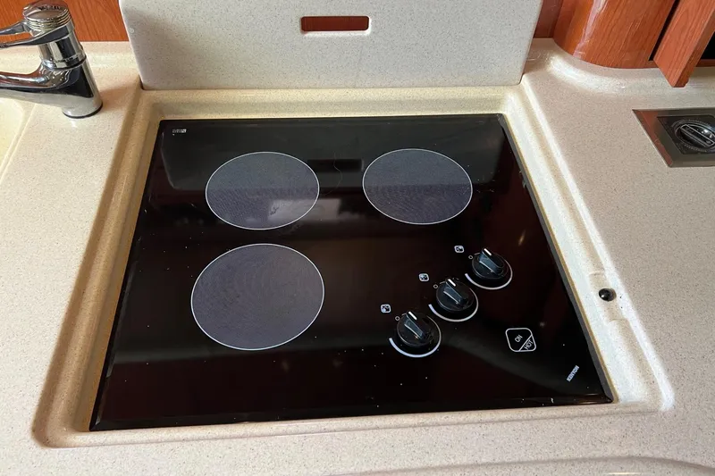 Slide: The Image of Electric stovetop with three burners on a 1998 Sea Ray 540 Sundancer yacht. - 44