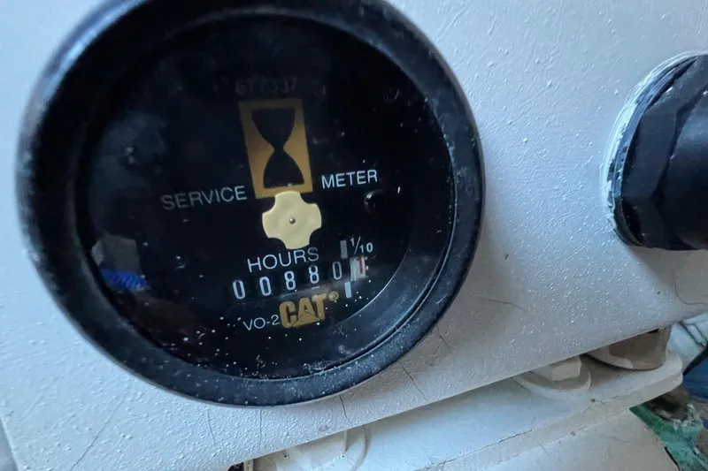 Slide: The Image of Service meter on 1998 Sea Ray 540 Sundancer showing 880 hours. - 76