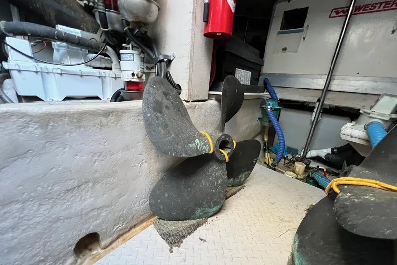 Slide: The Image of Engine room of 1998 Sea Ray 540 Sundancer with propeller and equipment. - 81