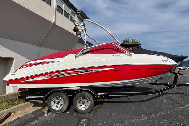 Slide: The Image of 2008 Yamaha Boats SX230 interior seating with white upholstery and gray accents. - 18